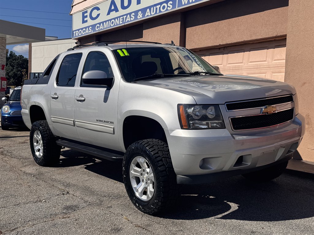 2011 Chevrolet Avalanche LS's photo