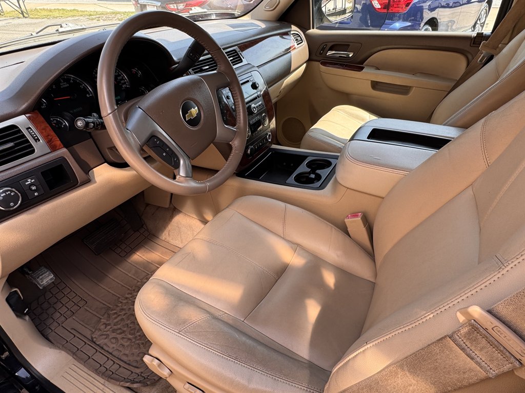 2014 Chevrolet Suburban LT - Photo 8